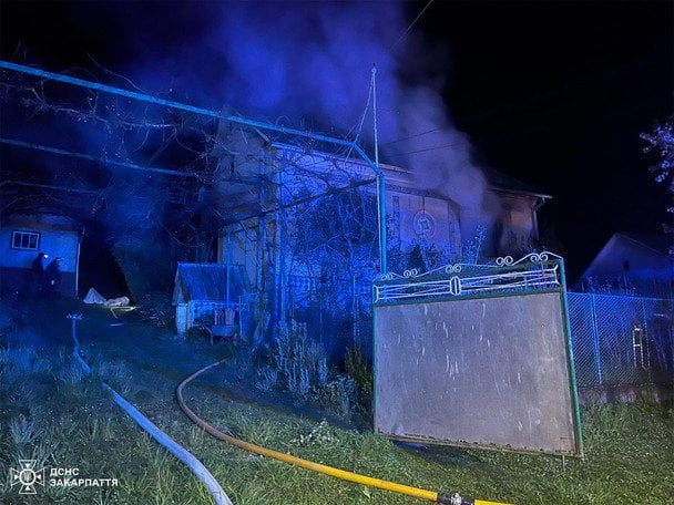 Не змогло вибратися з будинку: на Закарпатті живцем згоріло подружжя