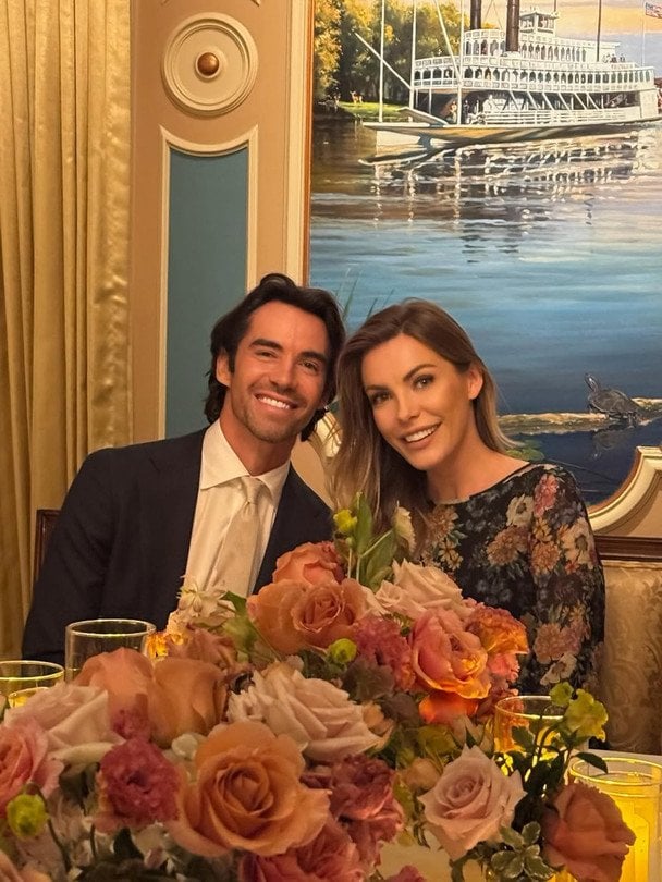 39-річна вдова Г'ю Гефнера зіграла розкішне весілля й похизувалася сукнею українського бренду