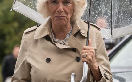 В плаще и под зонтом: герцогиня Камилла бережет свою укладку