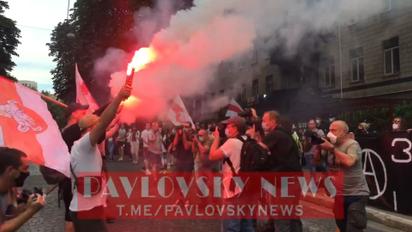 В Киеве под посольством Беларуси активисты зажгли файеры