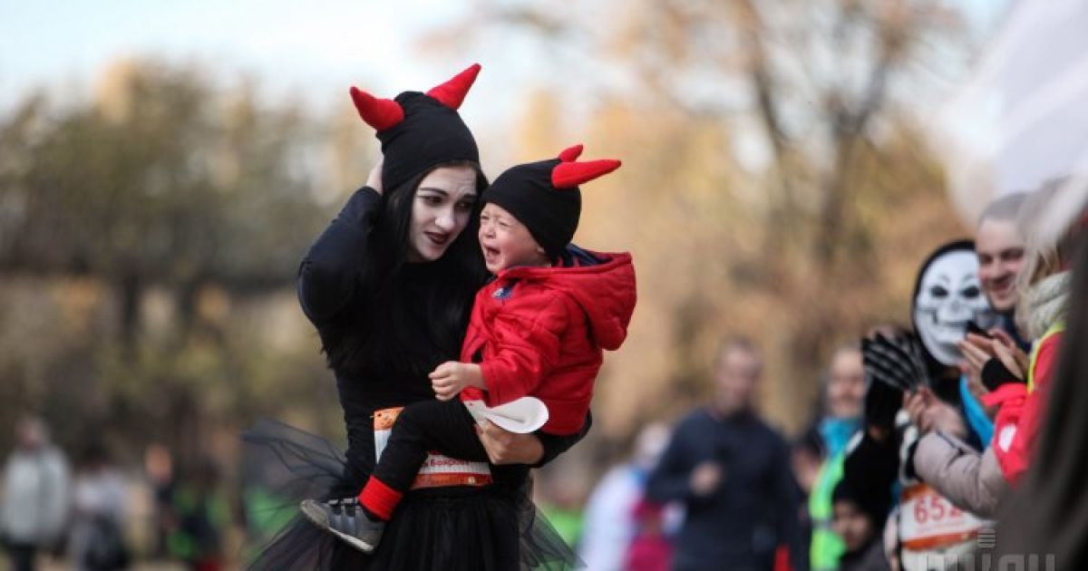 Участница костюмированного забега "Halloween Run" с ребенком в Киеве, 1 ноября. / © УНИАН