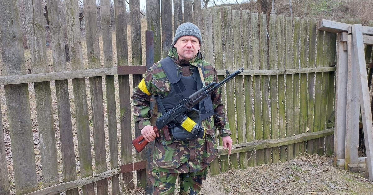 Тренер українського футбольного клубу зі зброєю захищає країну від російських загарбників (фото)