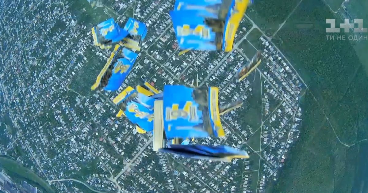 Українські військові закидали окупований Луганськ патріотичними листівками