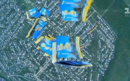 Украинские военные забросали оккупированный Луганск патриотическими открытками