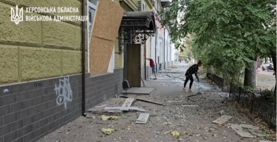 Наслідки удару керованими бомбами по Херсону: голова ОВА оприлюднив кадри з місця влучання