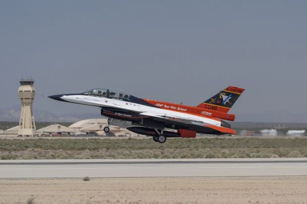 Взлет истребителя F-16 Vista, которым управляет искусственный интеллект / © Associated Press