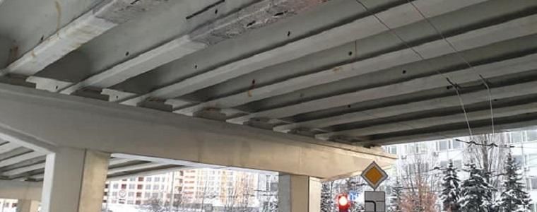 В Киеве мост возле станции метро "Нивки" покрылся трещинами