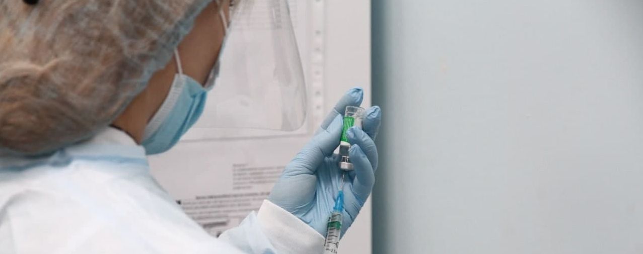 Вакцинація від коронавірусу в Києві: скільки медиків щепилося і хто був першим (відео)