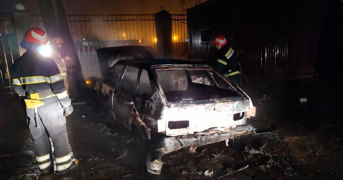 У Чернівцях зловмисник за ніч влаштував одразу кілька підпалів автівок