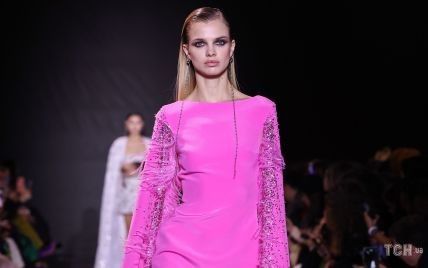 У рожевій сукні з лелітками і пір'ям: дружина екс"Холостяка-10" у розкішному образі продефілювала на шоу у Парижі
