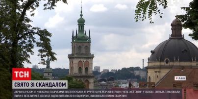 Новини України: у Львові дівчата влаштували гулянку на меморіалі Героям "Небесної сотні"