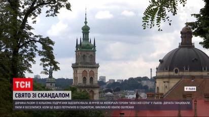 Новости Украины: во Львове девушки устроили гулянку на мемориале Героям "Небесной сотни"