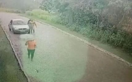 Камеры сняли дерзкое нападение голого бразильца на женщину