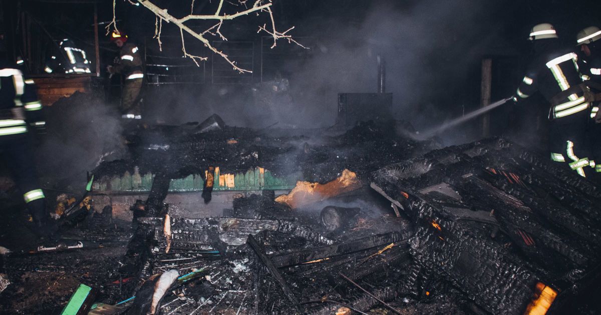 У Києві згорів приватний будинок: пожежники не змогли швидко приїхати через відсутність адреси на карті