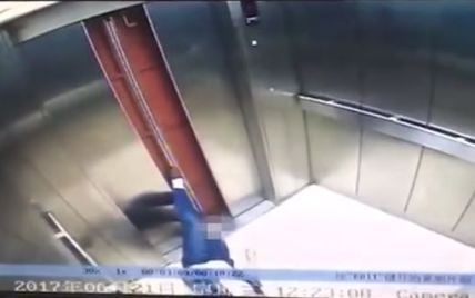 Шокирующие кадры: неисправный лифт "отрубил" китаянке ногу по колено