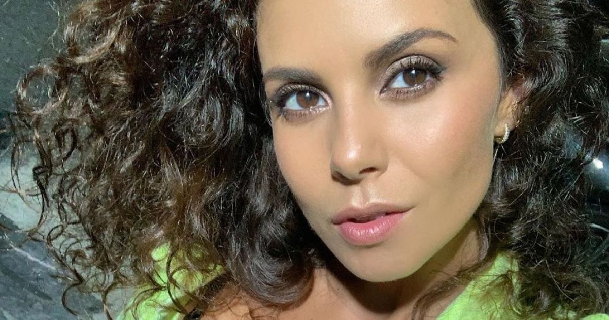 Обольстительная Настя Каменских засветила пышную грудь в облегающем платье