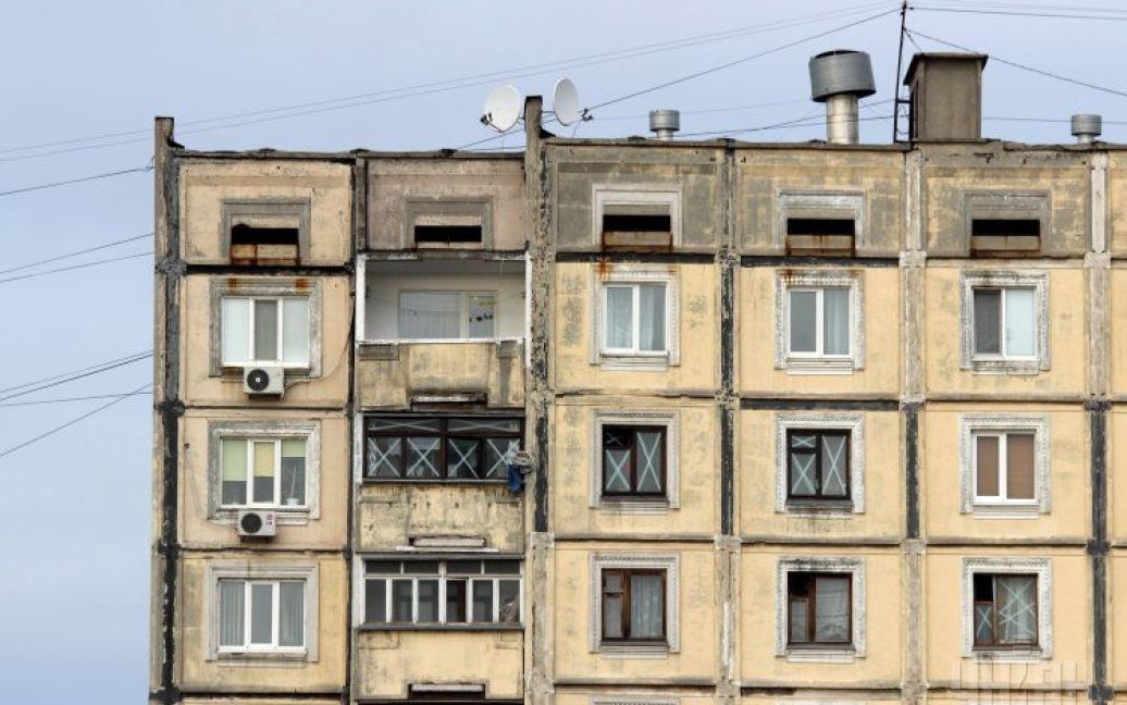 Окна некоторых квартир заклеены скотчем крест-накрест в одном из жилых домов в Мариуполе. В январе 2015 года Мариуполь пережил атаку "Градами" со стороны боевиков "ДНР". Тогда погиб 31 человек. / © УНИАН