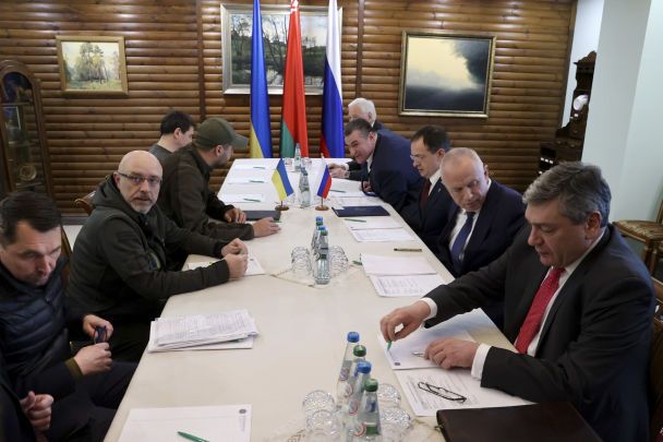 Учасники українсько-російських переговорів. 7 березня 2022 року / © Associated Press