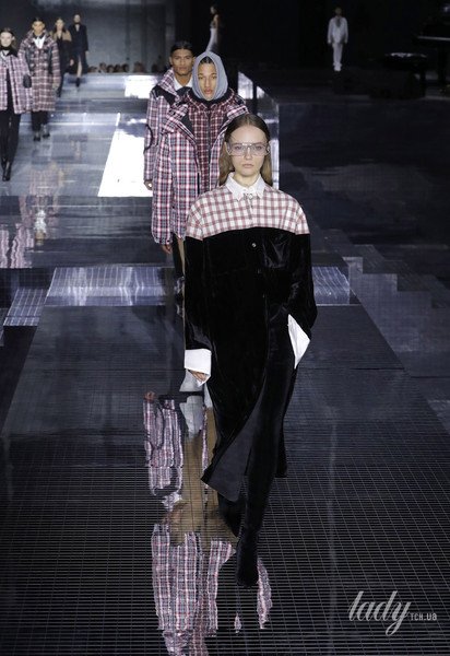 Коллекция Burberry прет-а-порте сезона осень-зима 2020-2021 / © East News