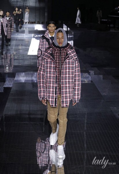 Коллекция Burberry прет-а-порте сезона осень-зима 2020-2021 / © East News