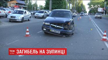 Легковий автомобіль через ДТП вилетів на зупинку і на смерть роздавив жінку