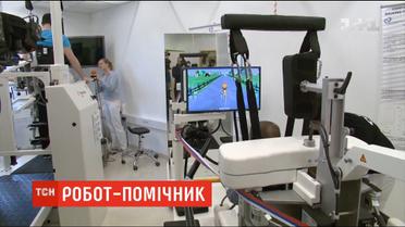 Словенські лікарі заново вчать пацієнтів ходити за допомогою спеціального робота