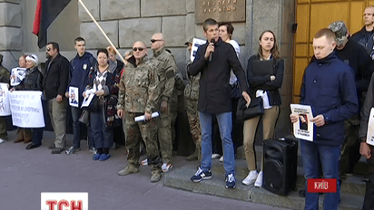 У Києві "Азовці" та молодики з символами "ОУН" намагались знести пам'ятник чекістам