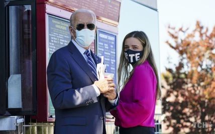 В маске с лозунгом: внучка Джо Байдена приняла участие в предвыборной кампании