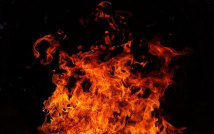 Пламя видно за километры – в Киеве горит здание: что известно