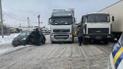 Под Киевом на Одесской трассе фуры образовали огромный затор: фото, видео