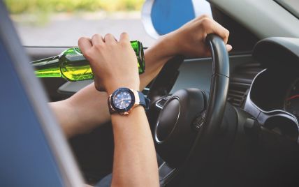 У Канаді п'яний водій влаштував ДТП і продовжив пити пиво