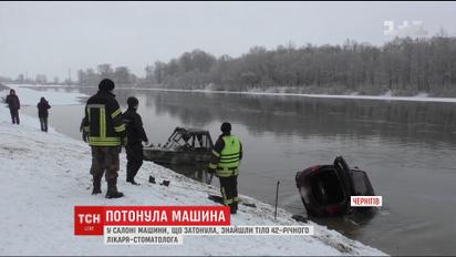 У Чернігові рятувальники знайшли у затонулому авто тіло чоловіка