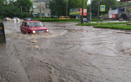 Спасатели отбуксировали затоплены посреди дороги автомобили: в Тернопольской области ночью свирепствовала непогода