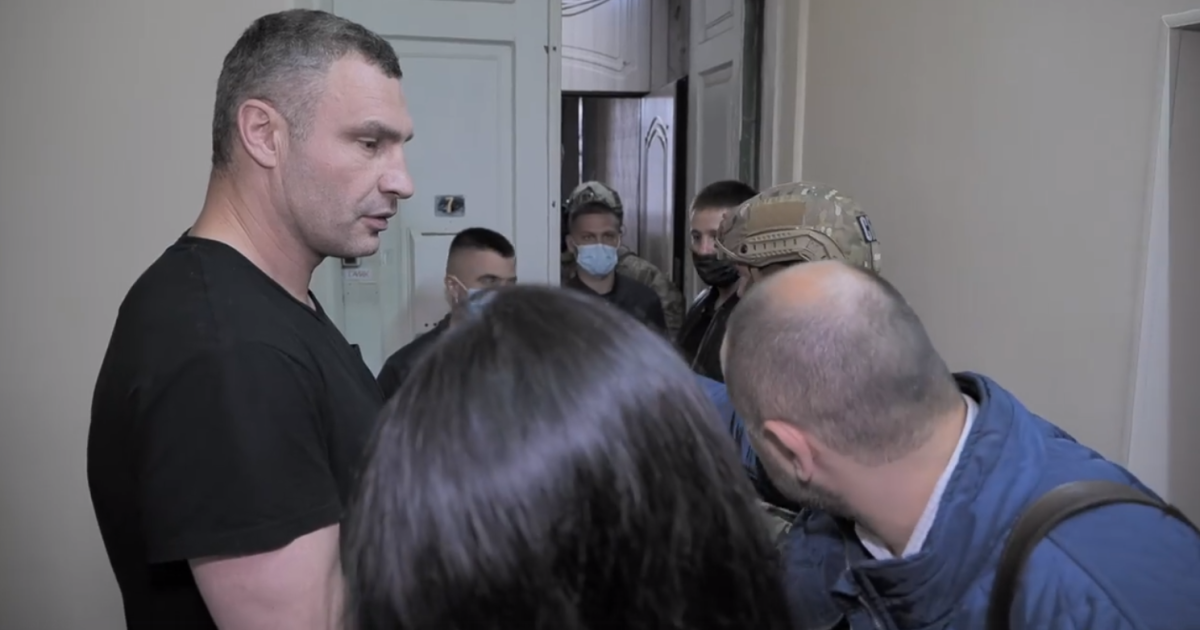 Кличко обнародовал видео визита силовиков в его дом