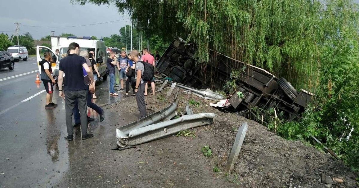 На Вінничині пасажирський автобус злетів з дороги та перекинувся