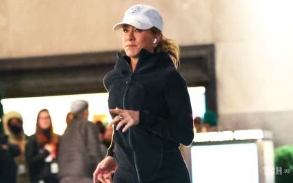 В лосинах и спортивной кофте: Дженнифер Энистон запечатлели во время пробежки
