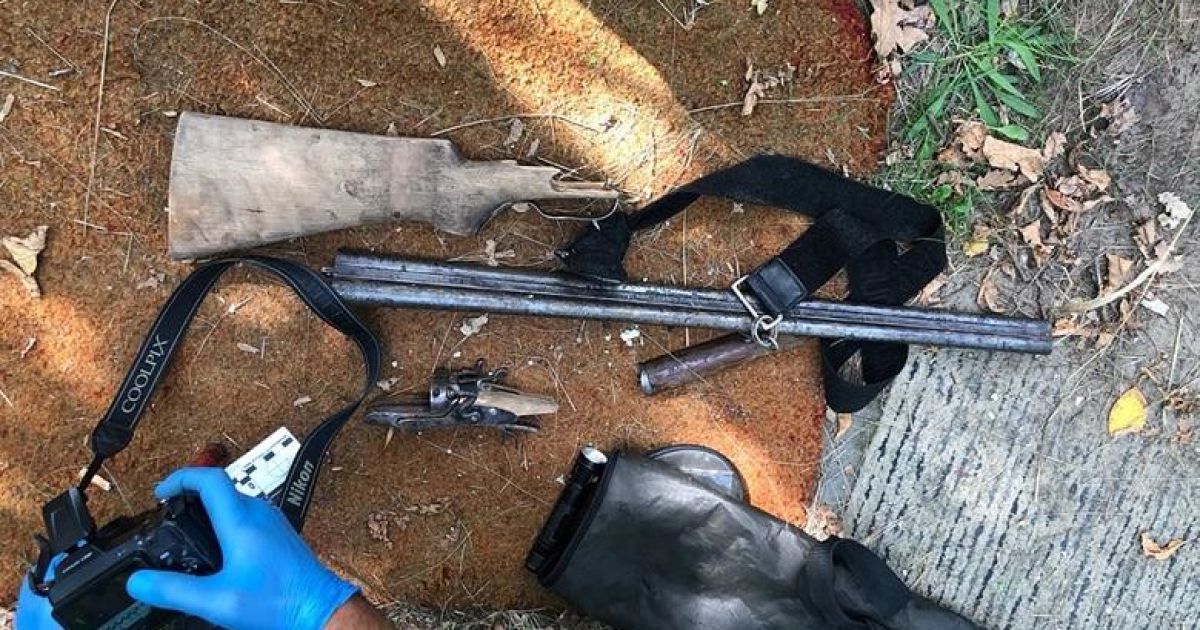 Київські правоохоронці затримали чоловіка, який влаштував стрілянину на березі річки / © Поліція Києва / Facebook