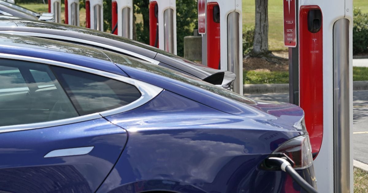 Tesla будет делиться своими зарядными станциями с электрокарами других брендов