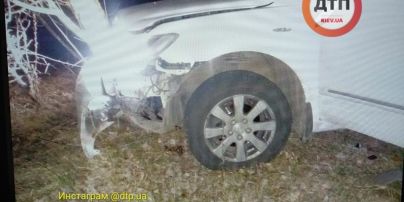 На Киевщине посреди дороги взорвался автомобиль