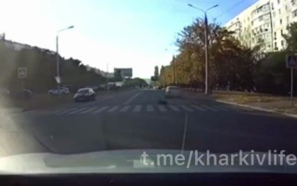 Сбил ребенка на "зебре" и не остановился: в Харькове водитель скрылся с места ДТП (видео)