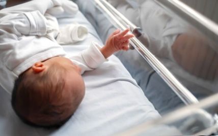 Оставила на подоконнике новорожденного малыша и ушла: в Кропивницком будут судить многодетную мать