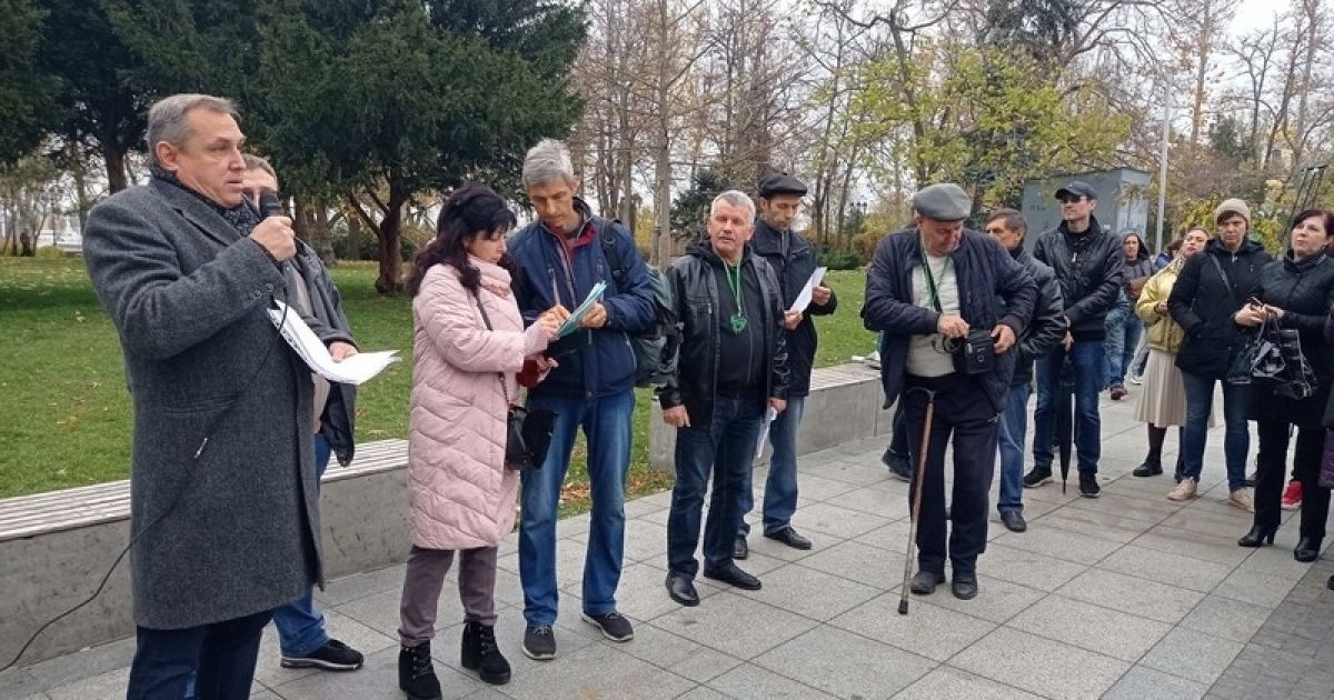 В Николаеве "семейный врач" на антивакцинальном митинге срывала с людей защитные маски