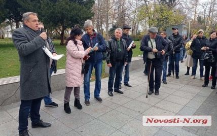 В Николаеве "семейный врач" на антивакцинальном митинге срывала с людей защитные маски