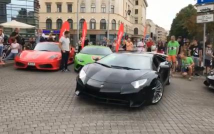 Появилось видео слета суперкаров для гонки в столице Латвии