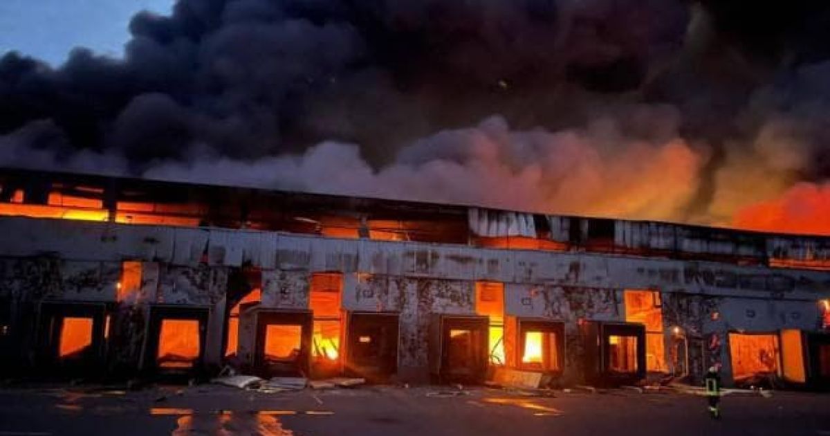 Російські війська вдарили ракетою по продовольчому складу МХП у Броварському районі: виникла пожежа