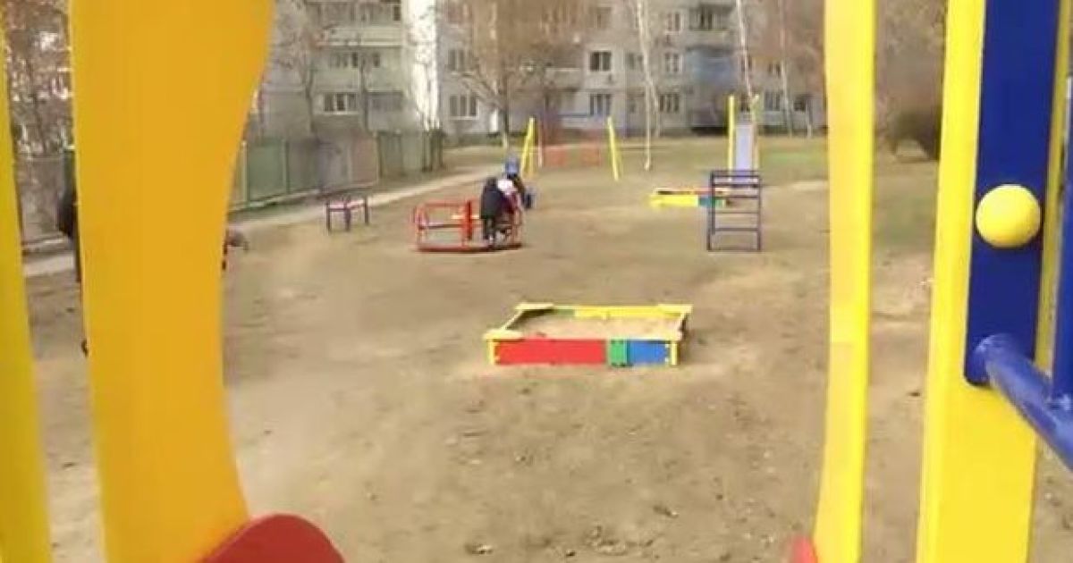 Як у Радянському Союзі. Під Харковом з оркестром відкрили прибудинковий дитячий майданчик