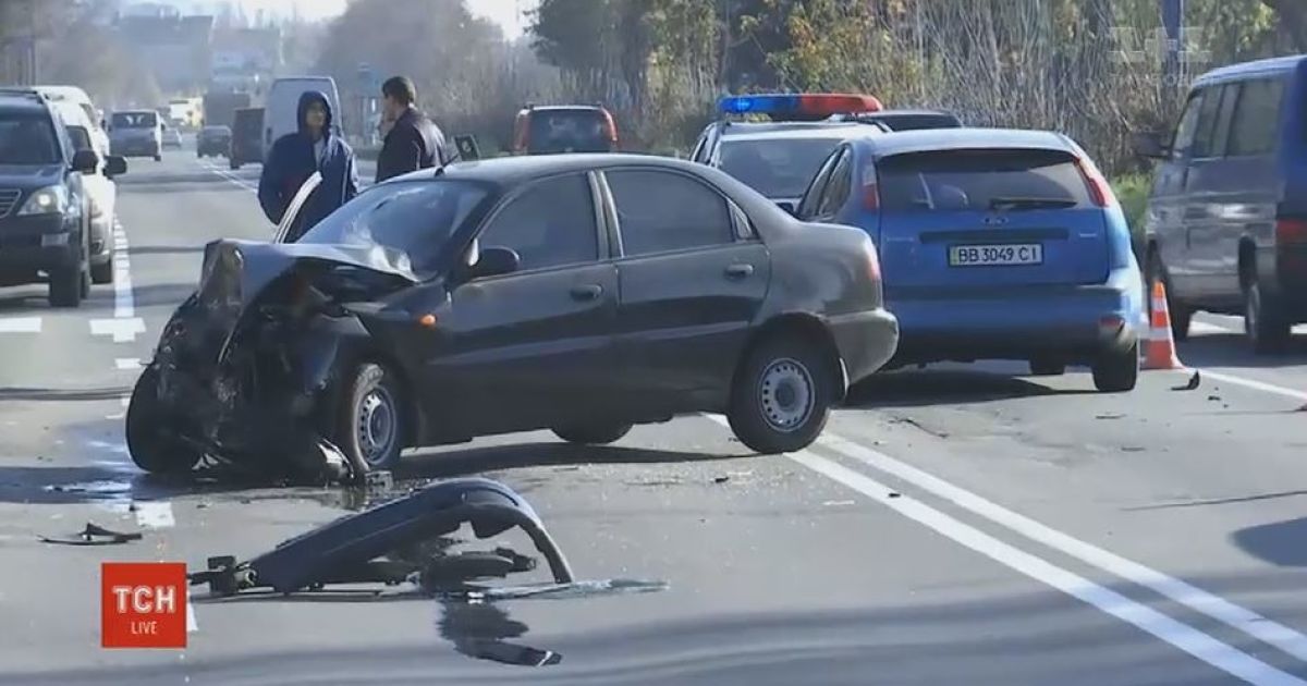 Лобове зіткнення: на столичних Берковцях сталася аварія за участю трьох авто