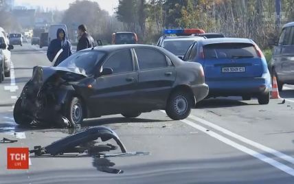 Лобовое столкновение: на столичных Берковцах произошла авария с участием трех авто