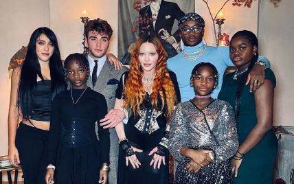 Мадонна показала всех своих шестерых детей на редком семейном фото