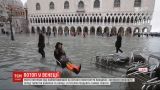 Венеция страдает от высокой воды и сильных ветров, но туристов непогода не пугает